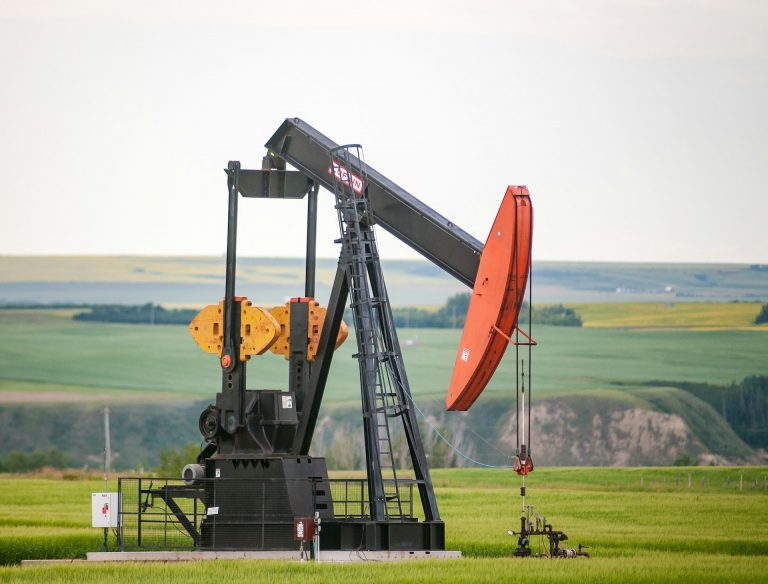 TotalEnergies enregistre des bénéfices records pour l’année grâce à ses activités pétrolières.
